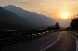 Splendido tramonto sulla strada di montagna nei pressi di Demonte, Cuneo, Piemonte.

