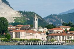 La sponda del lago Maggiore su cui si affaccia la città di Baveno, Piemonte. Questa incantevole cittadina è nota per le sue acque oligominerali e le cave di granito rosa.



 ...