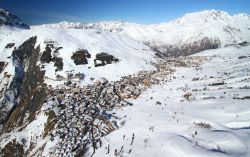 Vista aerea di Les Deux Alpes in inverno. Sulla ...