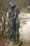 Statua bronzea a Hameln, Germania. Quest'opera scultorea realizzata in bronzo rappresenta una coppia mentre si abbraccia. La si può ammirare lungo il corso del fiume Weser - © ...