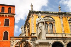 Statua di Dante Alighieri a Verona - Si trova ...