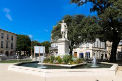 Statua di Antonino Pio nell'omonima piazza di Nimes, Francia - © Evgeniia Ozerkina / Shutterstock.com