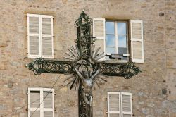 Statua di Cristo nella piazza principale di Villefranche de Rouergue, Aveyron, Francia.

