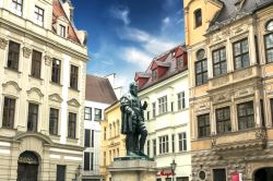Statua di Hans Jakob Fugger vicino al Maximilian Museum di Augusta, Germania - © MDOGAN / Shutterstock.com