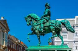 Statua equestre di Guglielmo d'Orange al palazzo Noordeinde a L'Aia, Olanda - © trabantos / Shutterstock.com