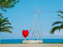 La statua "I love Batumi" di fronte al mare, Georgia. Negli anni recenti la cittadina ha visto sorgere costruzioni e monumenti moderni per sviluppare il turismo - © Anton Gvozdikov ...