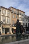 Statua in bronzo nel centro storico di Viana do Castelo, Portogallo. La scultura ritrae Diego Alvares Carreia noto anche come Caramuru realizzata da José Rodrigues. E' stata innalzata ...