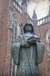 Particolare di una statua in pietra di fronte alla chiesa di Zutphen, Olanda.
