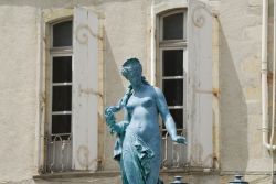 La statua collocata sulla fontana in piazza a Limoux in Francia- © Claudio Giovanni Colombo / Shutterstock.com