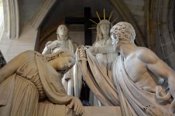 Statue all'interno della chiesa del castello di Vincennes, Francia - © meunierd / Shutterstock.com