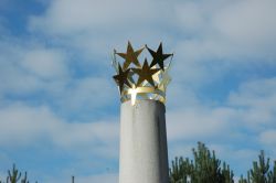 Le stelle che sormontanto il monumento al Centro Geografico Europeo