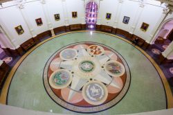 Stemmi sul pavimento del Campidoglio di Austin, Texas (USA): siamo nella sala con i ritratti dei governatori - © Moab Republic / Shutterstock.com