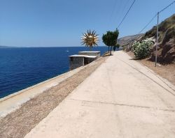 La strada costiera che dal porto di Hydra (Grecia) si dirige verso est.