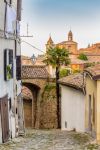 Strada lastricata a Longiano, Emilia Romagna, Italia. Un suggestivo scorcio fotografico di una stradina con la pavimentazione in ciottoli nel villaggio medievale di Longiano, sulle colline della ...