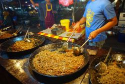 Street food in un mercato serale a Selangor, Malesia - © Juliah Gasang / Shutterstock.com