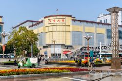 Street view con il più antico e grande centro commerciale di Nanchang: si tratta del Bai Huo Da Lou nel centro della città cinese  - © Sean Xu / Shutterstock.com