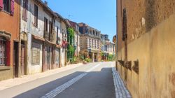 Street view del centro storico di Auch, Occitania, Francia.

