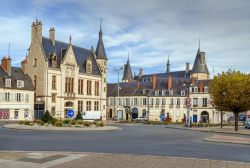 Street view del centro storico di Nevers, Francia.
