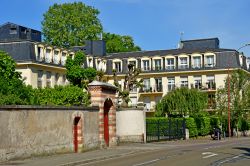 Street view del centro storico di Poissy, Francia. La città sorge sulla riva sinistra del fiume Senna - © Pack-Shot / Shutterstock.com