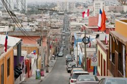 Street view della cittadina di Arica, Cile, Sud America. Questo porto cileno si affaccia sul Golfo di Arica e si trova a soli 18 chilometri dal confine con il Perù.
