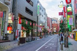 Street view di Tenjin a Fukuoka, Giappone. Su questa strada si affacciano negozi e attività lavorative - © MADSOLAR / Shutterstock.com