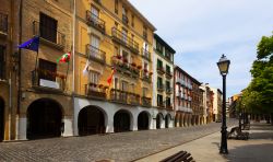 Streetview nel centro di Estella, Spagna, con antichi edifici.

