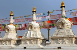 Stupa buddhisti vicino al monastero Dazhao, Hohhot, Cina - © Katoosha / Shutterstock.com