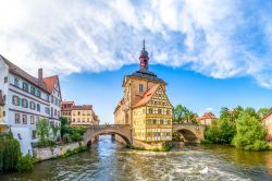 Una suggestiva panoramica del vecchio Municipio di Bamberga, Germania, con il ponte in pietra sul Regnitz.

