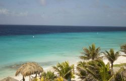 Una suggestiva spiaggia a Klein Curacao vista dall'alto. Questa piccola isola disabitata situata a sud-est di Curacao è famosa per le sue grotte subacquee e i coralli. 

