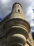 Una suggestiva veduta dal basso della Torre Magdala a Rennes-le-Chateau, sud della Francia. In origine è stata utilizzata come biblioteca e luogo di studio e meditazione dall'abate ...