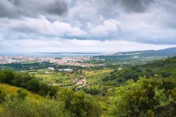 Una suggestiva veduta dal castello di Palmela con la cittadina di Setuball sullo sfondo, Portogallo.

