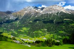 Una suggestiva veduta delle Alpi nei pressi di Poschiavo, Svizzera: capoluogo dell'omonima valle più meridionale dei Grigioni, Poschiavo ha un grazioso centro cittadino.
