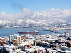 Una suggestiva veduta invernale della città di Batumi e della baia, Georgia.
