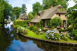 Un suggestivo paesaggio del villaggio di Giethoorn con i suoi canali e le case dal tetto in paglia, Overijssel, Olanda.



