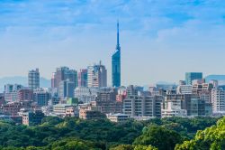 Un suggestivo panorama della città di Fukuoka vista dal Parco Maizuru con l'alta torre sullo sfondo, Giappone.

