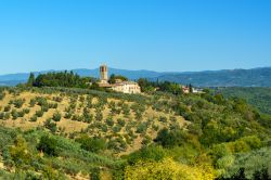 Un suggestivo panorama rurale con la chiesa di Pieve di Santa Cecilia vicino a San Casciano in Val di Pesa, Toscana.

