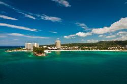 Un suggestivo scorcio dall'alto di Kingston, Giamaica. Capitale, principale città e porto marittimo della Giamaica, sorge ai piedi delle Blue Mountains, sulla costa sud-orientale ...