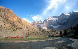 Tagikistan: campo tendato tra le montagne del Pamir - © robas / iStockphoto LP.