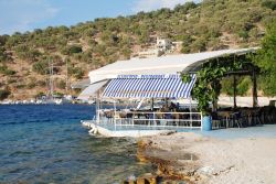Taverna sulla spiaggia a Spilia Bay sull'isola di Meganissi, Grecia - Per assaporare le ottime specialità gastronomiche della cucina greca nulla di meglio che una tradizionale taverna ...