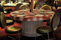 I tavoli a misura di topi nel nuovo ristorante di Disneyland Paris