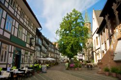 Tavolini di locali e ristoranti nell'area pedonale di Goslar, Sassonia (Germania).
