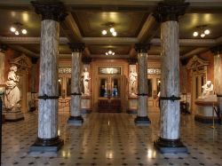 Interni del Teatro Nacional di San José, Costa Rica. Pavimenti e colonne in marmo per il prezioso interno del teatro nazionale della capitale abbellito anche da sculture e soffitti ...