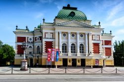 L'edificio del Teatro Okhlopkov a Irkutsk, Russia, fotografato in un giorno di sole - © Julia Kuzenkova / Shutterstock.com