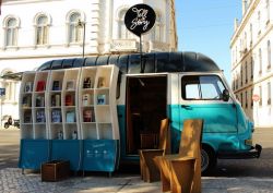 Tellastory: la famosa libreria mobile di Lisbona ...