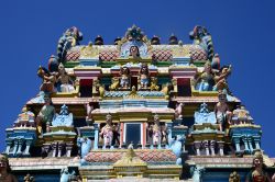 Tempio hindu di Surya Oudaya Sangam a Grand Baie, Mauritius - Colori e tipiche decorazioni hindu per questo tempio ospitato a Grand Baie, uno dei più importanti di Mauritius © Pack-Shot ...