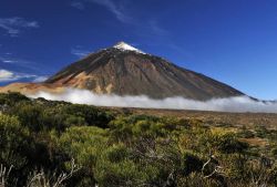 Tenerife (Canarie): la cima innevata del Teide, il vulcano più alto della Spagna e dell'Atlantico. La vetta si trova a 3718 metri s.l.m.

