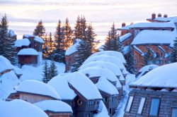 Tetti delle case ricoperti di neve nel villaggio di Avoriaz, Francia. Nel cuore della valle alpina Portes du Soleil si affaccia questa graziosa località situata nei pressi del confine ...