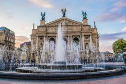 Theatre of Opera and Ballet di Lviv, Ucraina. L'edificio fu costruito tra il 1897 e il 1900 e nel corso del tempo ha subito diverse trasformazioni a cominciare dal nome: da Grand Theatre ...