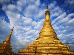 Thein Daw Gyi Pagoda, la pagoda d'oro a Mergui, Myanmar.



