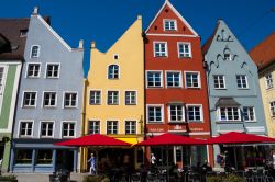 Tipiche case colorate in stile bavarese nel centro di Landsberg am Lech, Germania - © DiegoCityExplorer / Shutterstock.com